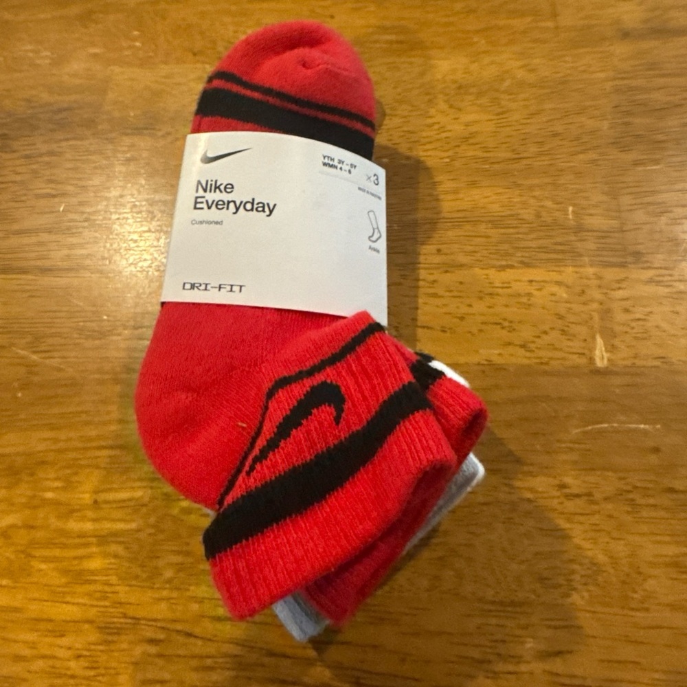 Nike Dri Fit Ankle Socks 3 Pair Red Gray White Small SK0058 958 New With Tags